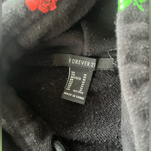 Forever 21 Medium Crop Hooded Sweatshirt Hoodie Roses Black - Picture 2 of 3